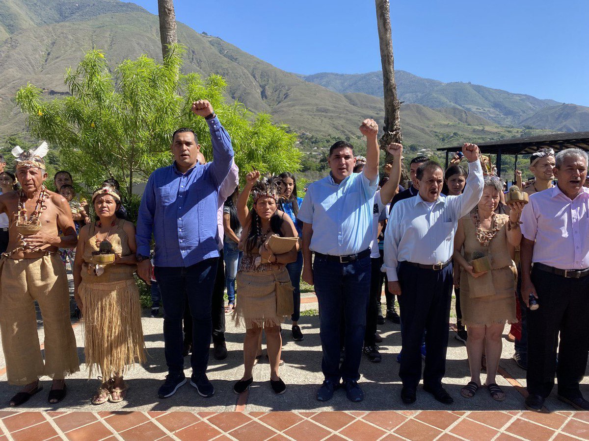 #EnFotos📷| Gobernador del estado #Mérida, @JEHYSONGUZMAN, junto a comunidades de los pueblos originarios de la entidad, conmemoraron en la Laguna de Urao, ubicada en el municipio Sucre, los 531 años de la Resistencia Indígena, con diversas actividades. #VenezuelaEsVinotinto