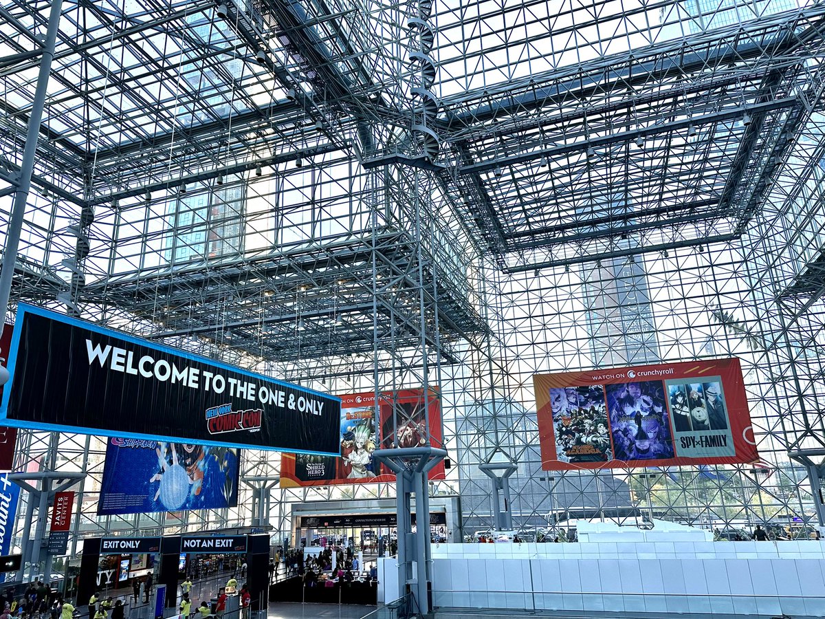HosonoShuhei's tweet photo. NYCC2日目も大盛況！ジャンフェスに来てるような気持ちになるくらいマンガ・コンテンツが多いです。7、8年くらい前に来たときはアメコミばかりだった気��するんですが。MANGA Plusブースにも沢山来ていただいて北米でのマンガ熱を感じます。 https://t.co/jXOXVwQXvM