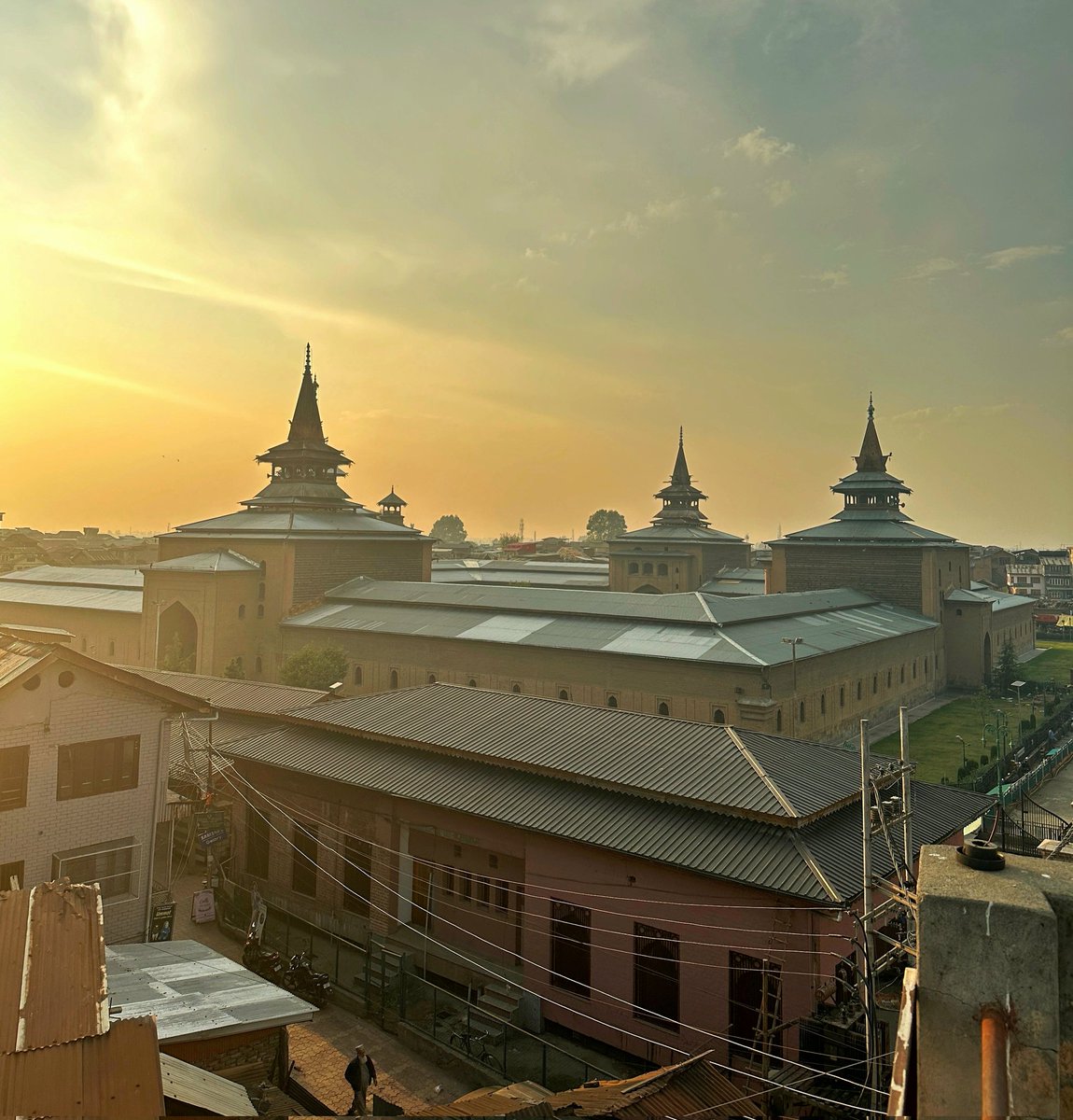 basiitzargar's tweet photo. Jamia masjid, Srinagar https://t.co/NyEhOkeMTT
