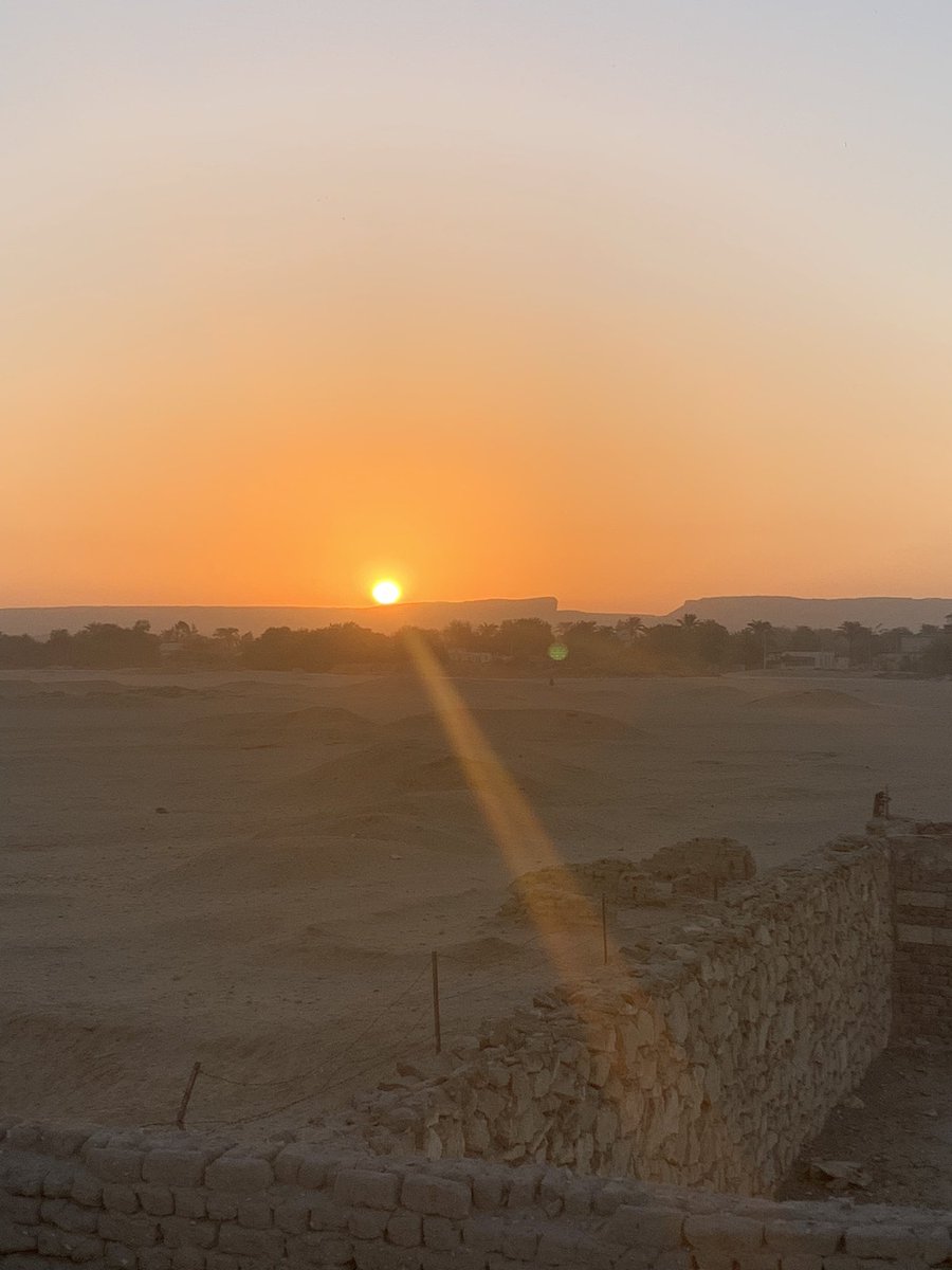 Steph_Boonstra's tweet photo. Bayt, helwa bayt 🏠

First sunset and sunrise back at Amarna. Looking forward to a productive and enjoyable 3 weeks of research here!

#homesweethome #homeawayfromhome #dighouse #sunset #sunrise https://t.co/fqbTSH0B7b