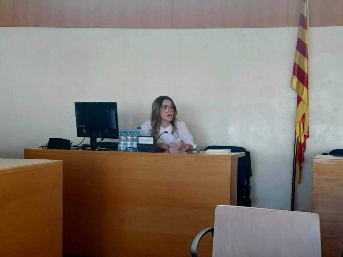 marsallacris's tweet photo. El passat dijous 5 d'octubre vaig tenir l'oportunitat de donar la meva primera ponència com a alumna graduada en Filosofia a la UB. Gràcies a la Societat Catalana de Filosofia per donar-me aquesta oportunitat on poder exposar la tesi central del que va ser el meu TFG. https://t.co/iGjpHwTqae