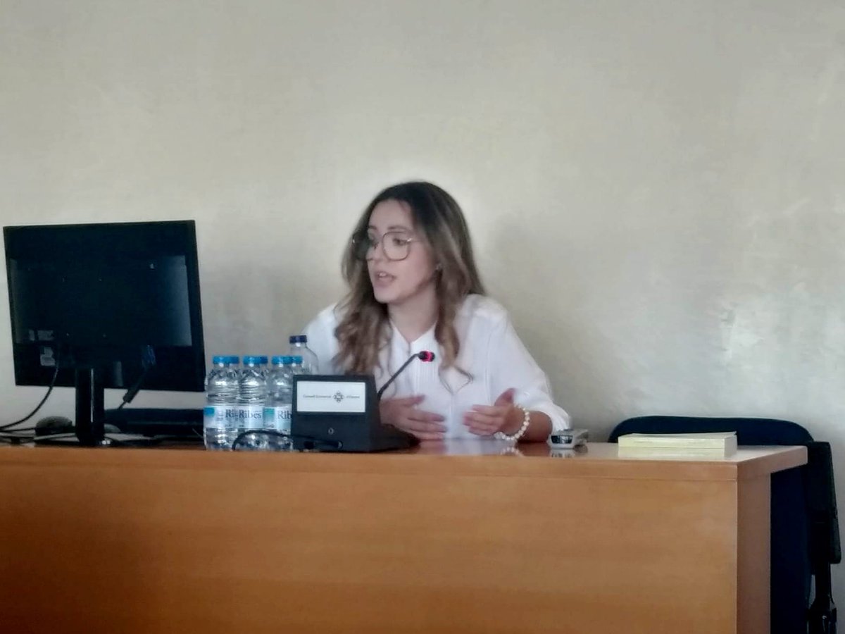 marsallacris's tweet photo. El passat dijous 5 d'octubre vaig tenir l'oportunitat de donar la meva primera ponència com a alumna graduada en Filosofia a la UB. Gràcies a la Societat Catalana de Filosofia per donar-me aquesta oportunitat on poder exposar la tesi central del que va ser el meu TFG. https://t.co/iGjpHwTqae