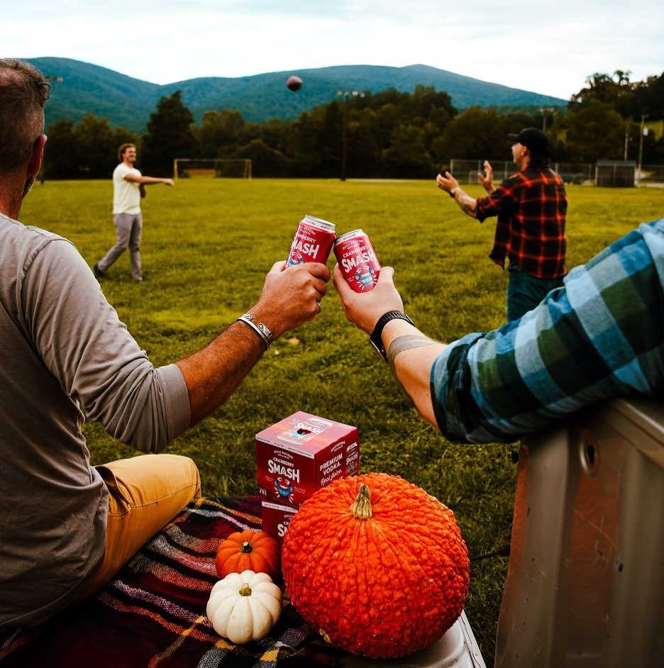 CrystalCityWine's tweet image. They’re back 🦀⬆️

@devilsbackbonebrewingcompany seasonal Cranberry Smash is back in action and available in in the Shop! 🍁🎃🦃 

Grab them before they’re gone! 

#devilsbackbone #cannedcocktail #smashcocktail #shoplocal #craftcocktails #craftbeer #fallvibes #fall

📷 @vaeagle