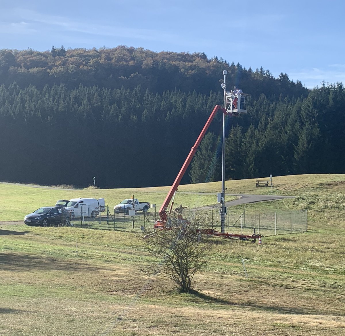 Kachelmann's tweet photo. Wir waren heute für ein Upgrade der Wetterstation im Grossen Rinnental bei Sonnenbühl. Dort wird seit 1989 gemessen. 

Noch nie gab es im Oktober einen Sommertag (mindestens 25,0 Grad).

In diesem Oktober gab es mit heute drei Sommertage.

Denken Sie darüber nach. https://t.co/6qXZ6V6qNr