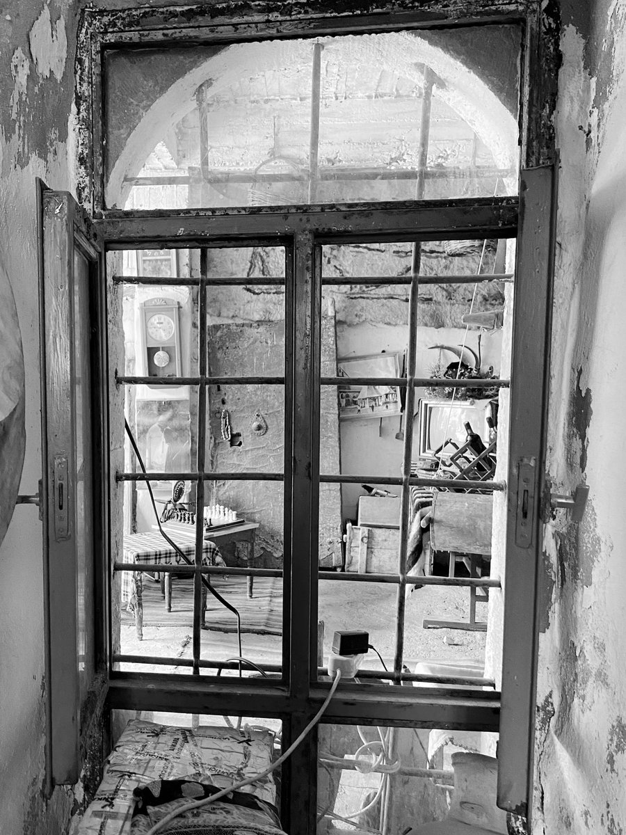 “Ortasına gelmişsin hayatın ve içindeki çölden başka hiçbir kazancın olmamış. Ellerin bomboş…”

(Kuru Otlar Üstüne)