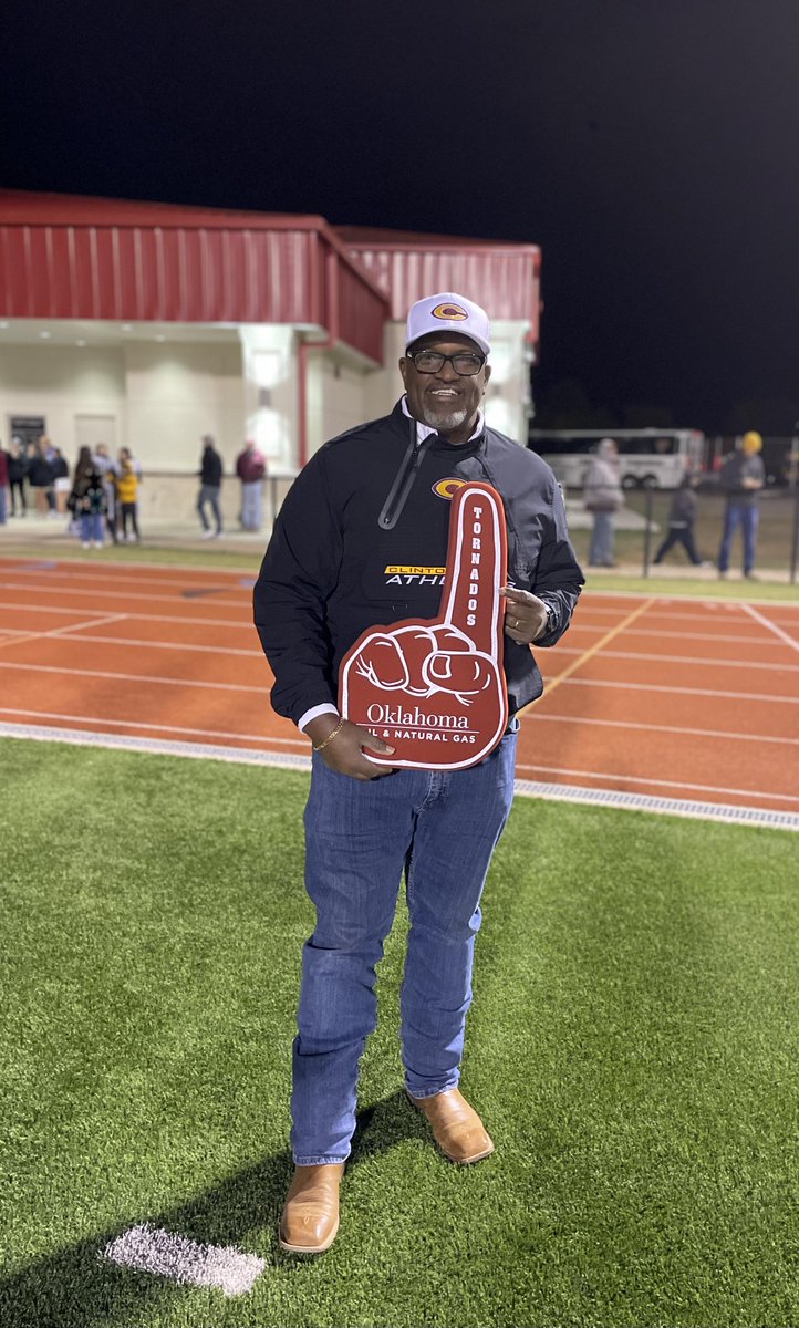 VYPEOK's tweet photo. The People of Oklahoma Oil &amp; Natural Gas donation benefits Clinton teacher Whitney Misak’s classroom

https://t.co/SrL2cclZHz #okpreps https://t.co/Oxm01qih6c