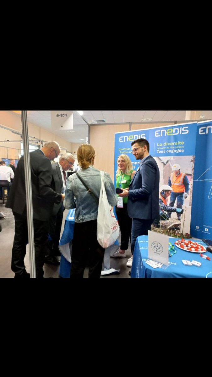 EnedisNelleAqui's tweet photo. Notre mission au quotidien : écouter et accompagner les élus pour porter les enjeux de la transition écologique dans les territoires.
Une occasion parfaite auj. pour nos équipes de les retrouver au Palais des congrès du @Futuroscope pour le 4ème Salon des Maires @AMFVienne  🤝 https://t.co/e1mVZEGmrE