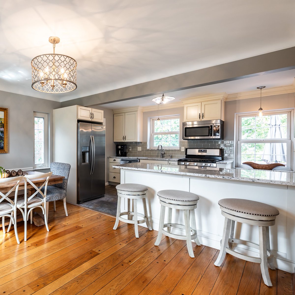 DorgerDiff's tweet image. A PLEASANT HOME IN PLEASANT RIDGE

This charming 3 bedroom, 1+1 bath brick colonial in a quiet, quaint and treelined cul-de-sac is neat as a pin and completely updated.

Full Listing: comey.com/real-estate/ci…