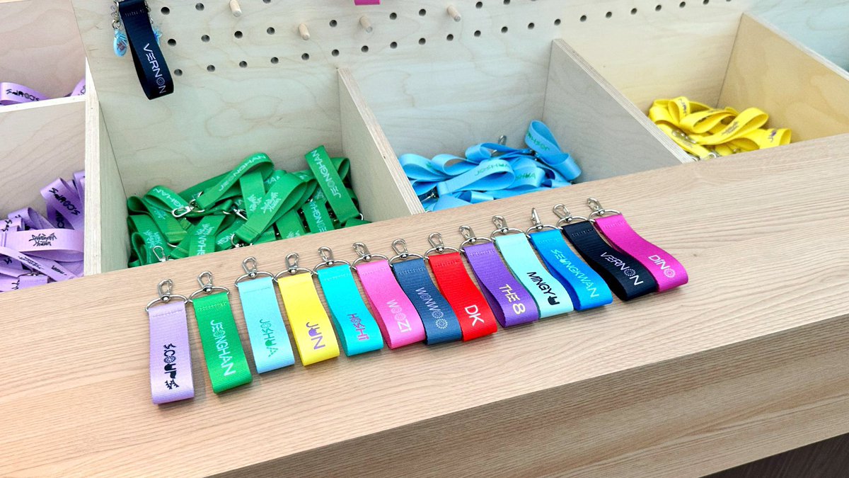 minghaocheol_'s tweet photo. oh my god the seventeen street spoiler ?! 

the keyring colors are the colors of those art deco thingys too ??? OOOOH COOL https://t.co/56He53LJUZ