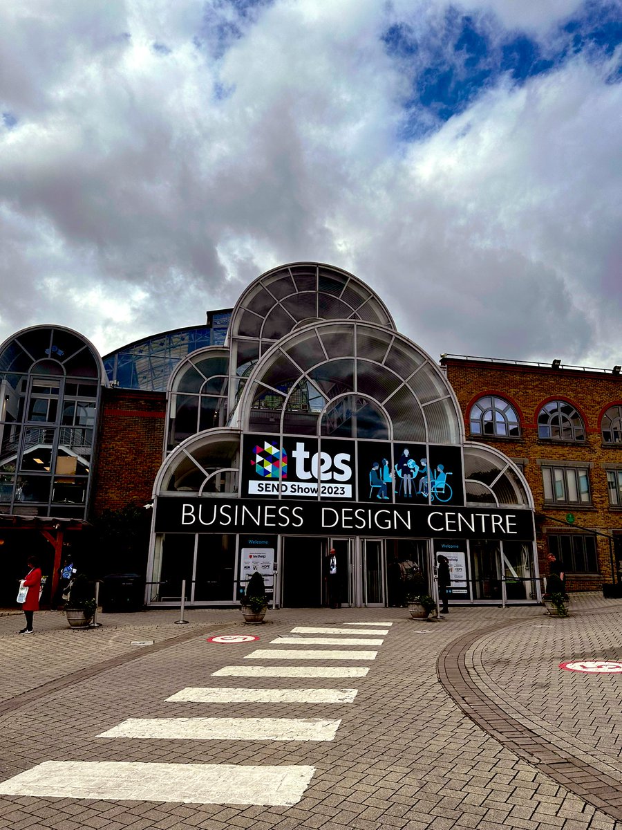 DorianAdkins85's tweet image. Great first day at the @tes @SENDShowUK. Some great talks including the brilliant @MichaelRosenYes 😊#education #ALN