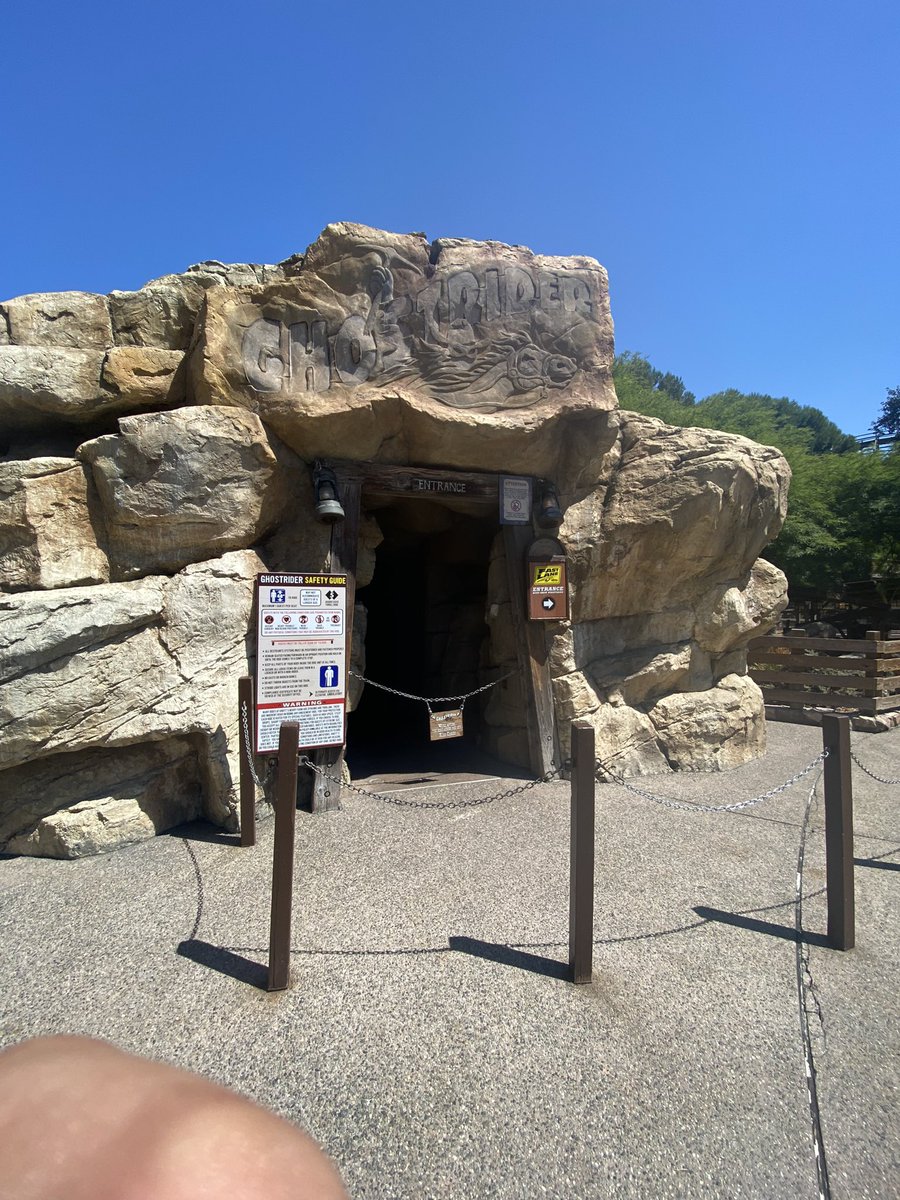 CedarFanboy's tweet photo. my one and only visit to knotts berry farm 🥀 💔 absolutely heartbroken https://t.co/ucKvY95udp