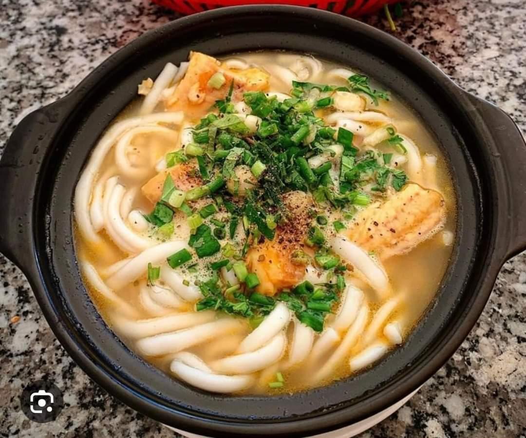 Duy03403121's tweet photo. Sáng nay quán nấu BÁNH CANH CÁ LÓC CHẢ CÁ ạ 

♥️ BÁNH CANH đc nấu từ bột gạo mềm dai béo béo , CÁ LÓC đã được Mẹ em xử lý ko về tanh xíu nào đ�� ra miếng cá thơm ngon ngọt thịt , ăn kèm thêm với miếng CHẢ CÁ NHA TRANG và rau đắng 🤤 Ngon lắm nè mọi người ơi https://t.co/uZEU0hn0dp