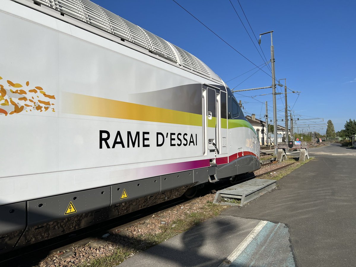 Et de trois ! La petite dernière rame TGV M qui fait ses premiers tours de roue sur le réseau avec sa livrée d’essai. Direction Poitiers, La Rochelle et la ligne à Grande Vitesse SEA pour plusieurs semaines d’essais d’homologation des équipements de sécurité.