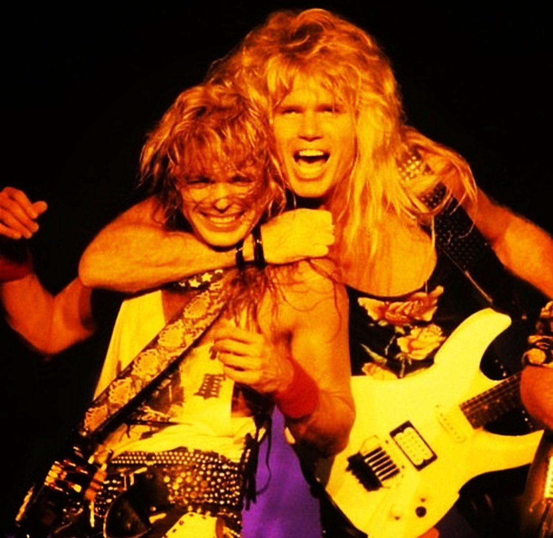 FlashbakFriday!Squeezing the air out of my dear amigo @sarzorudy in the ‘Plunder And Pillage Our Way Across The World’ tour 1990. In short: The PAPOWATW tour. Also known, albeit lesser known of course, as the Slip Of The Tongue tour. #whitesnake #rudysarzo #adrianvandenberg