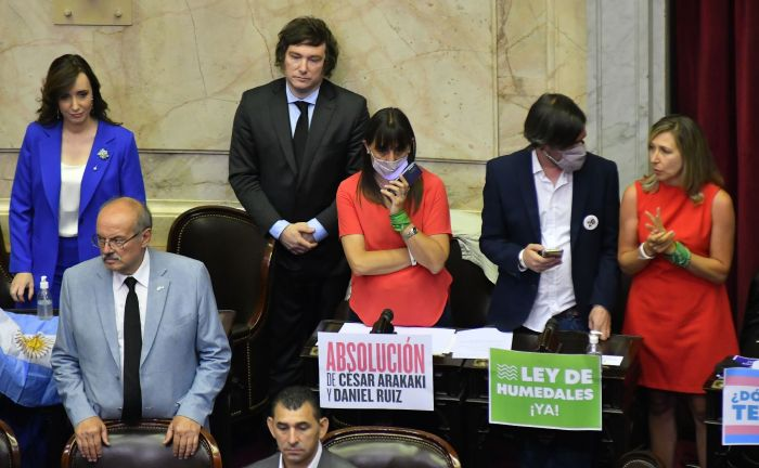 roccocroldan's tweet photo. Paralelismo entre Pochita y Milei

Abro hilo

1. Pochita y Milei se hacen más fuertes a más temido es, pero por los demonios / políticos

2. Pochita y Milei van al habitat de los demonios (infierno) o políticos (congreso)  para cargarse a los demonios / politicos https://t.co/4wirW6KkI2