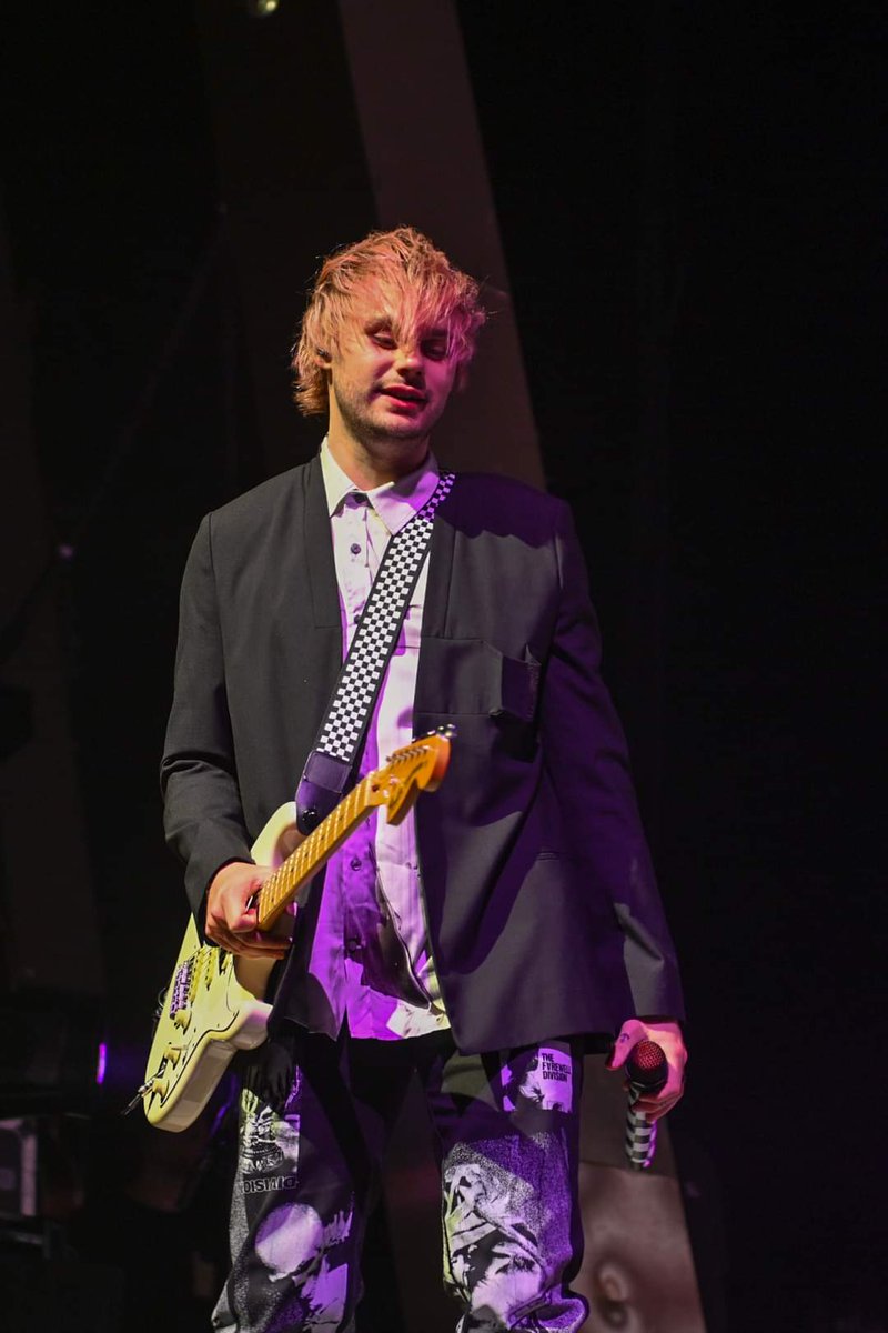 bestofcliffordx's tweet photo. MICHAEL CLIFFORD // THE 5SOS SHOW GLIWICE https://t.co/yrnf4phBuD