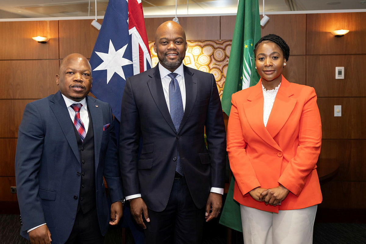 AfCFTA's tweet photo. During his official visit to Australia, H.E. @MeneWamkele was joined by esteemed members of the African Diplomatic Corps from Algeria, Botswana, Egypt, Ghana, Kenya, Mauritius, Zambia, South Africa, Sudan, and Nigeria at a reception led by Ms. Lara Nassau of Department of Foreign Affairs and Trade in Australia. The purpose of the reception was to engage in dialogues with pivotal Australian institutions and to set the stage for the upcoming Africa-Australia Summit. Discussions with the Dept. of Foreign Affairs, Hon. Don Farrell, and key financial entities like Export Finance Australia & Macquarie Group spotlighted trade & investment opportunities for African SMEs. Similarly, discussions with the Sidney Marine Science Institute underscored the potential of the Blue Economy for African island states. H.E. Mene emphasized the aspiration for concrete deals and impactful outcomes from this landmark gathering. 

#AfCFTA #Trade #Investment #BlueEconomy #Australia #DFAT