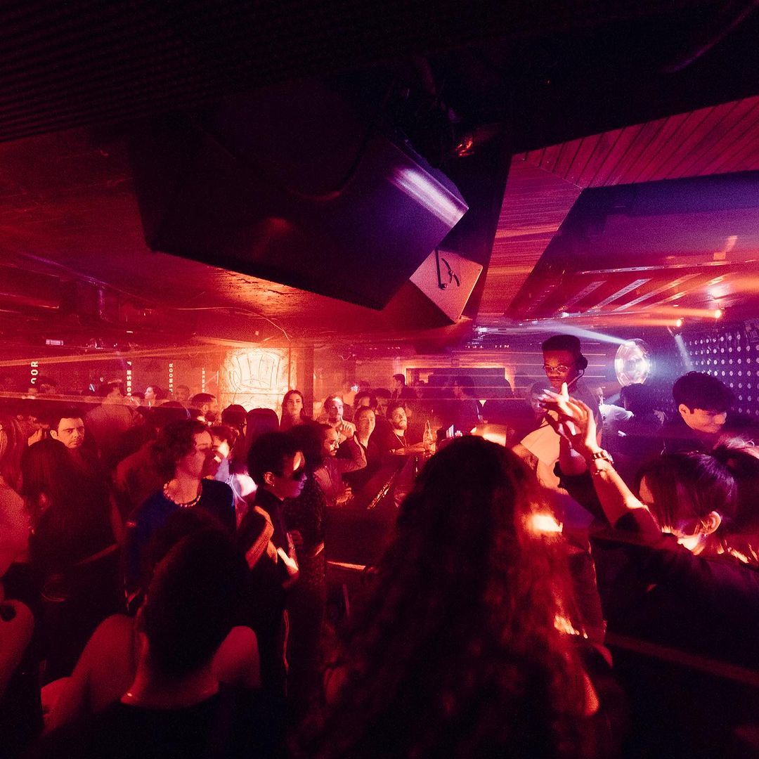MinuitUneFr's tweet photo. A small club with low ceiling? the IVL Photon's design (just 48cm!) allowed for an easy setup and optimal use of space and promise an immersive experience.

🇲🇽- Dinsmoor, club, Mexico, 2 IVL Photon

Club : @dinsmoorclub (on instagram &amp; facebook)

#ivlphoton #lightdesign #clubbing https://t.co/UFzbtMEF9l