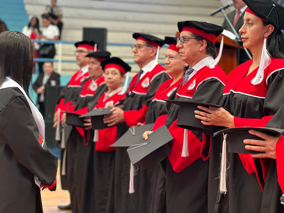 UTN_Ibarra's tweet photo. La #UTN forma hombres y mujeres  de excelencia académica, líderes y emprendedores. Hoy entregamos a la sociedad 64 profesionales en cuarto nivel en diversos programas de maestría.
¡Felicitaciones! https://t.co/DenbLwBvZh