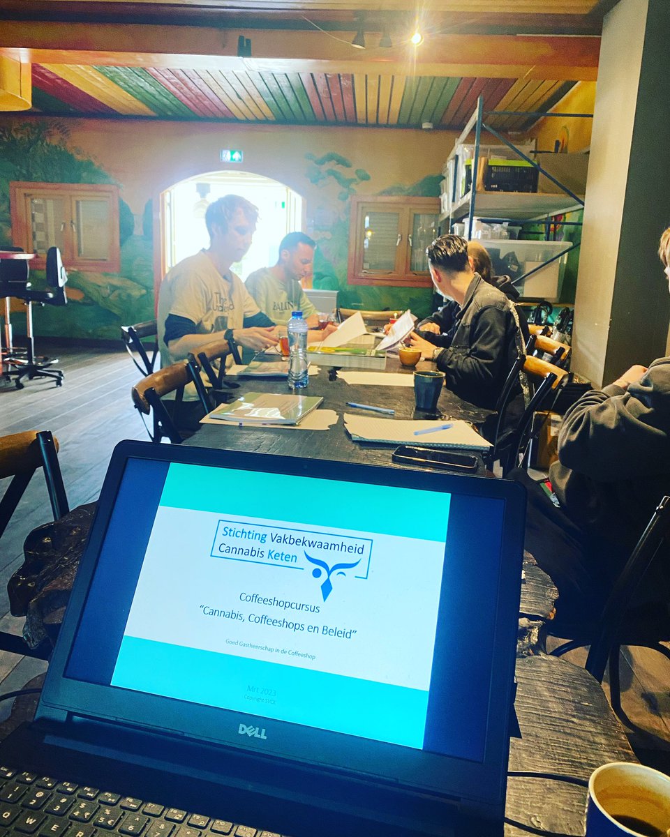 StichtingSVCK's tweet photo. NIEUWS: Volg onze coffeeshopcursus! Schrijf je in voor één van onze open trainingsdagen in november. Zwolle op dinsdag 7 november 2023 of Utrecht op dinsdag 21 november 2023. Is uw coffeeshop al gecertificeerd? #wietexperiment #certificering #coffeeshops https://t.co/AQGLB4YV3g https://t.co/2IyseIRvDi