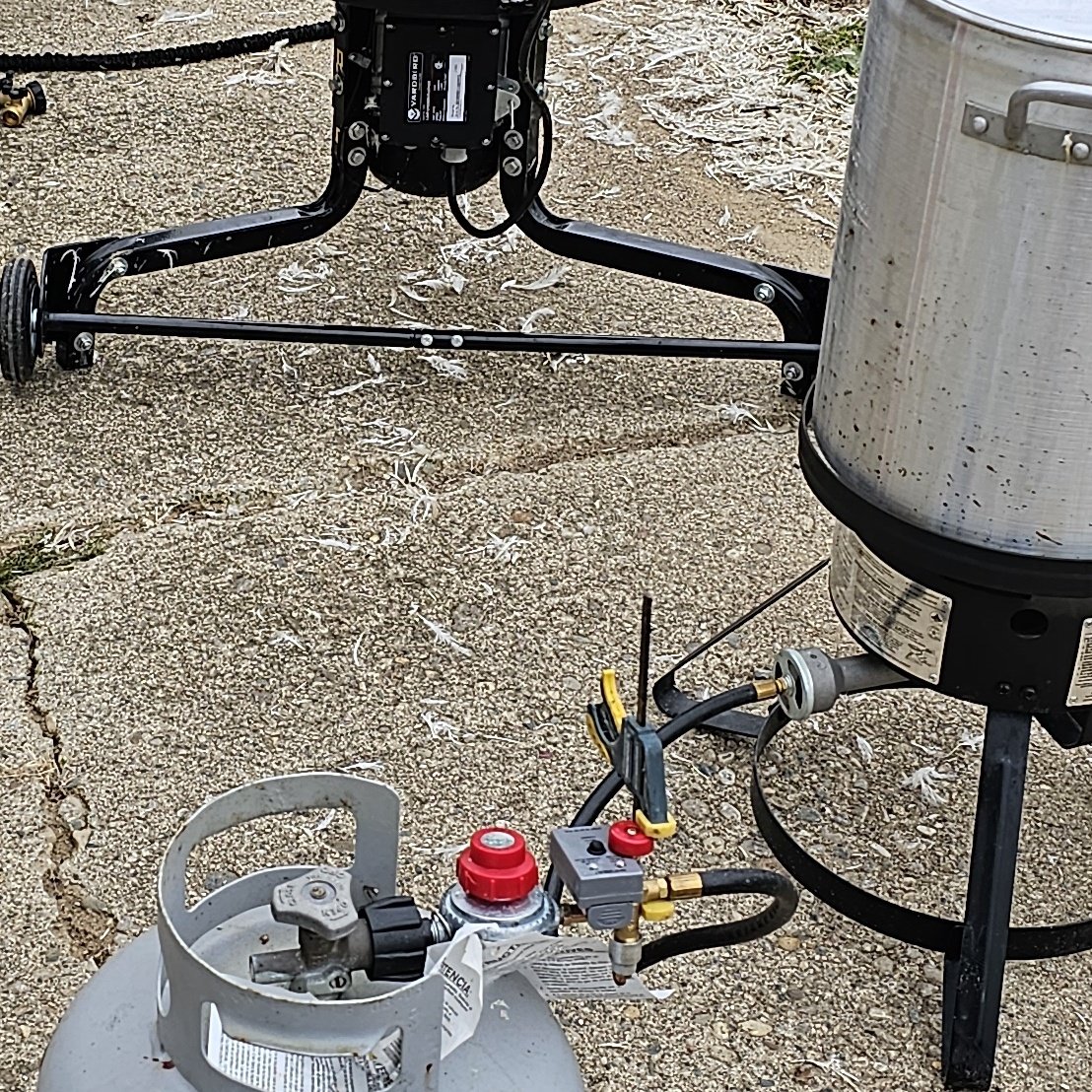 PrattFamilyHome's tweet photo. Do you see my "Turkey Fryer Anti-Timer Device" 🤣. That 15 min timer makes things difficult.
I plan to either bypass it all together or rig up the jumpers so it's not needed.
#turkeyfryer #chickenbutcher #homestead #processingday https://t.co/8XCGIFjsIA