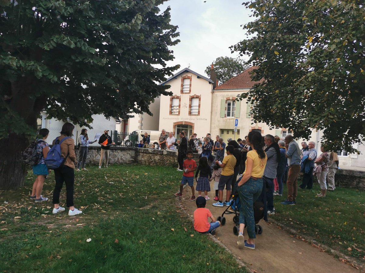 cauevendee's tweet photo. La résidence d'architecte à Bournezeau continue. Hier soir, la balade comptée retranscrivait les paroles des habitants, des élus et des architectes en résidence recueillis lors de ces 2 semaines. Prochaine session de résidence du 27 au 8 décembre. #caue85 #architecture https://t.co/H9K1ZEn015
