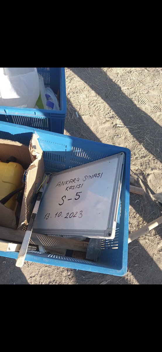 Sayın Doç. Dr. Sıddık ÇALIK hocamızın “Tarih ve Arkeoloji” dersinde tarih bölümü öğrencileri Ankara savaşı kazı alanında bulundu. Sayın Doç. Dr. Sıddık ÇALIK, bölgeyi ve savaşı verdiği kıymetli bilgiler doğrultusunda öğrencilerine aktardı.