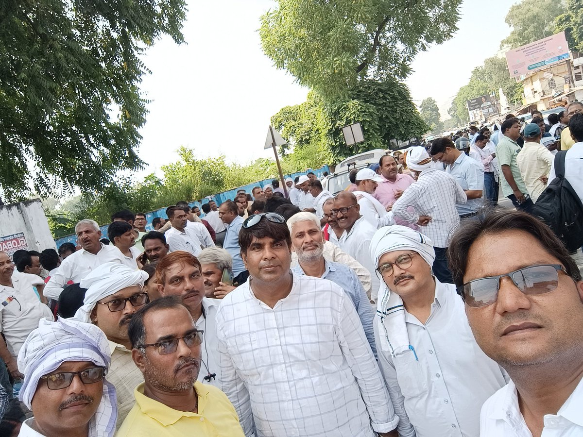 DubeyKedar's tweet photo. पहचानिए इस भीड़ को, हम पिकनिक मनाने लखनऊ नही आए थे,हमारे 21 सूत्रीय मांगों कोई भी ऐसा नही है जिसे पूरा करने में दिक्कत हो।यदि 16 को कोई सकारात्मक परिणाम नही निकला तो फिर आयेंगे हम।
#Respect_Teacher
प्राथमिक शिक्षक संघ जिंदाबाद।#uppsssultanpur #dilippandey
@DrDCSHARMAUPPSS #uppss https://t.co/d1fHxSccnI
