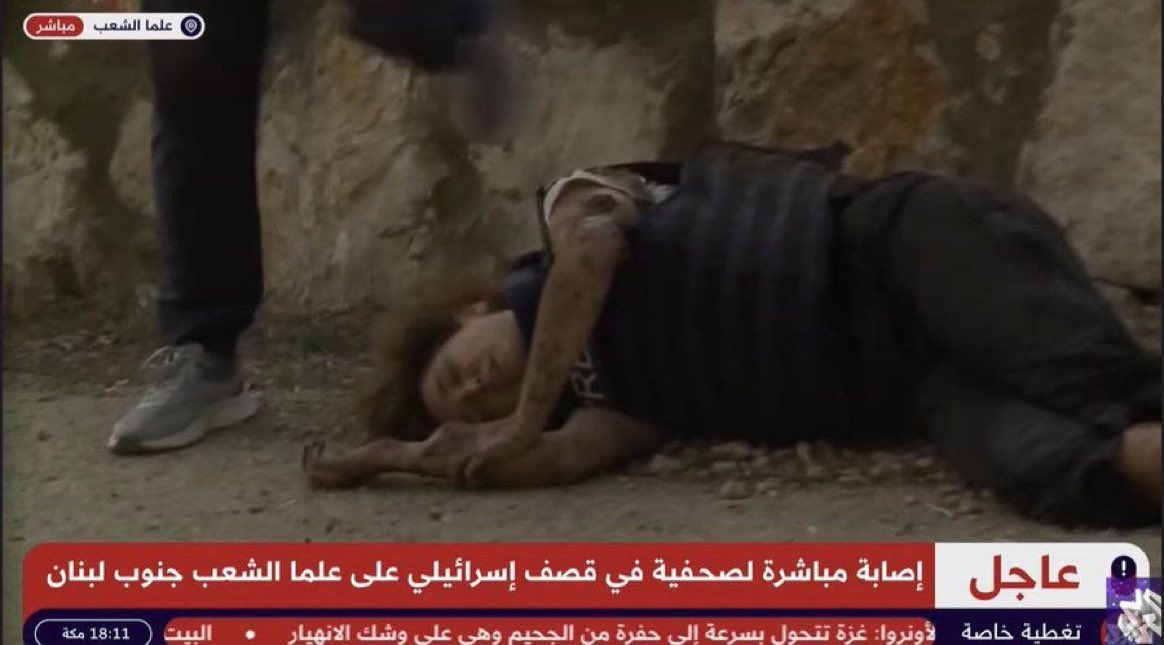 AlertNews24_7's tweet photo. 🇱🇧🇮🇱 | URGENTE: Una imagen que muestra a una periodista herida en el sur del Líbano después de que, según se afirma, fue alcanzada por un proyectil de artillería israelí.

¡Sigueme y comparte! https://t.co/RNCGR9lT2i