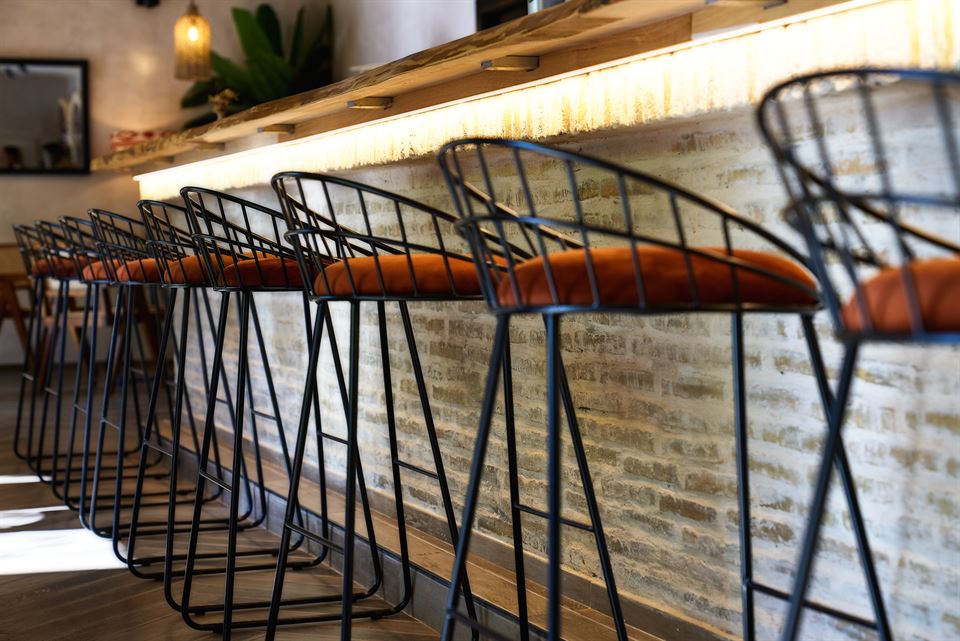 Les tabourets sont un accessoire indispensable dans la décoration d’un restaurant, contribuant à créer une  atmosphère unique et accueillante.
#MisterWils vous présente les modèles tendances de la saison 👉 urlz.fr/o1ce
#VendrediLecture