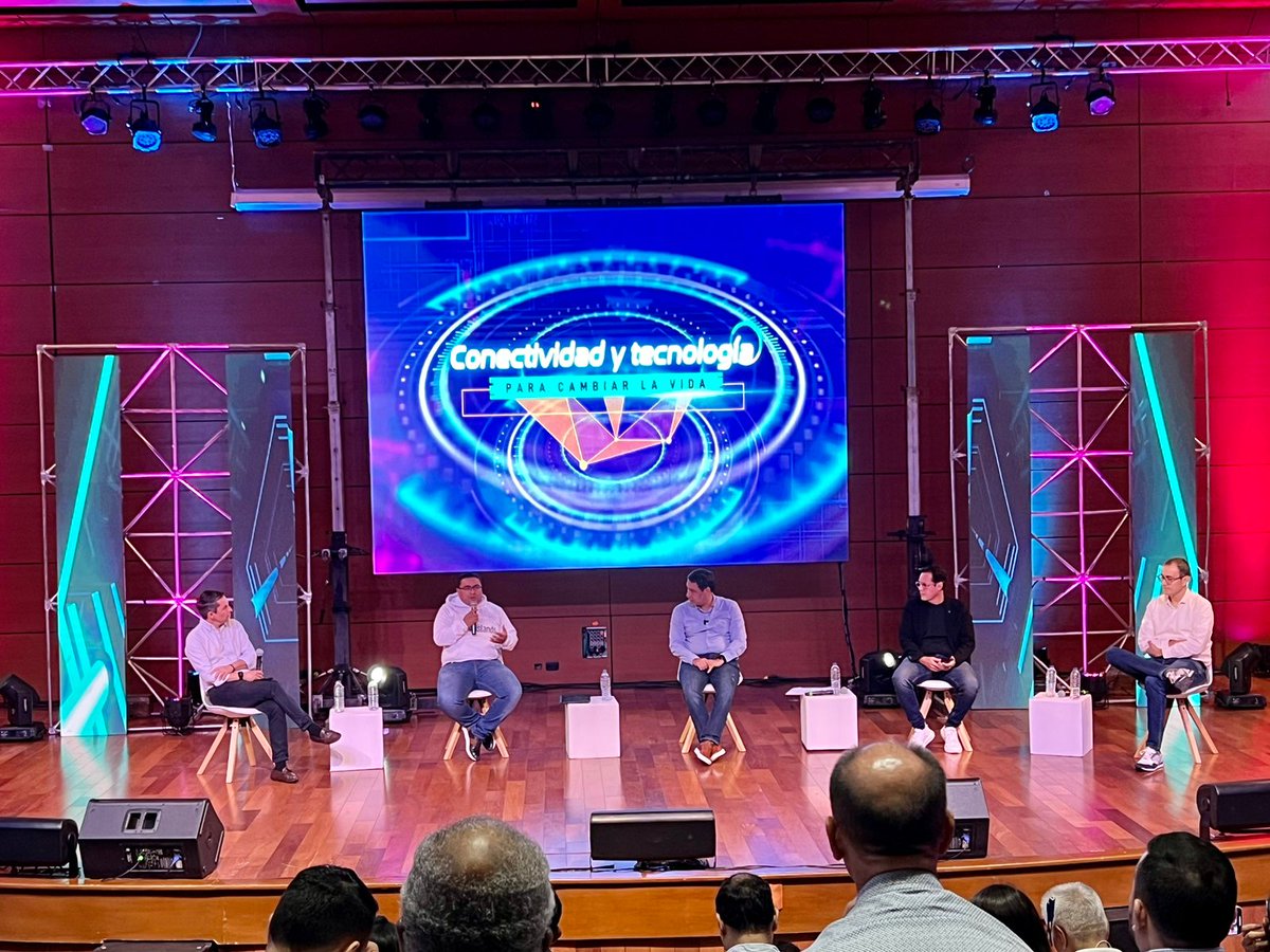 CanalTRO's tweet image. El ministro TIC Mauricio Lizcano participó del Foro de Tecnología y Conectividad que se desarrolló en #Neomundo, #Bucaramanga, donde se abordaron los retos en la consolidación del ecosistema de innovación y conectividad con el propósito de transformar la sociedad y