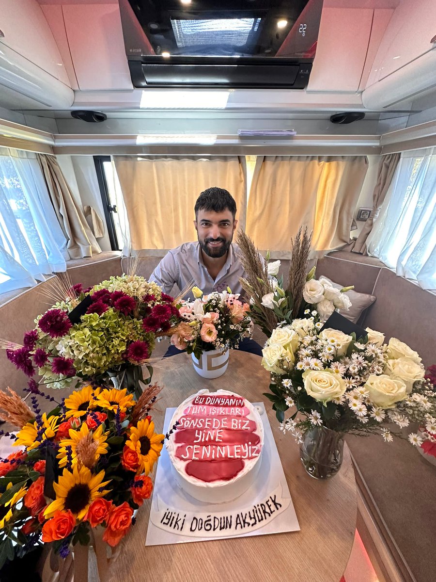 nancyhateme's tweet photo. New #EnginAkyürek from #AdımFarah set with his fans ,they organized a set visit to celebrate Engin Akyürek's birthday and presented her with cake and flowers on behalf of EAFC. https://t.co/956BRVGIcX