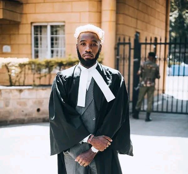 AdvoBarryRoux's tweet image. Brian Mwenda, a fake Advocate in Kenya will represent himself in court after being arrested for being a fake advocate of the high court. Before his arrest Brian Mwenda argued 26 cases &amp;amp; won all the 26 cases before High Court Judges, Magistrates Judges, &amp;amp; Court of Appeal Judges.