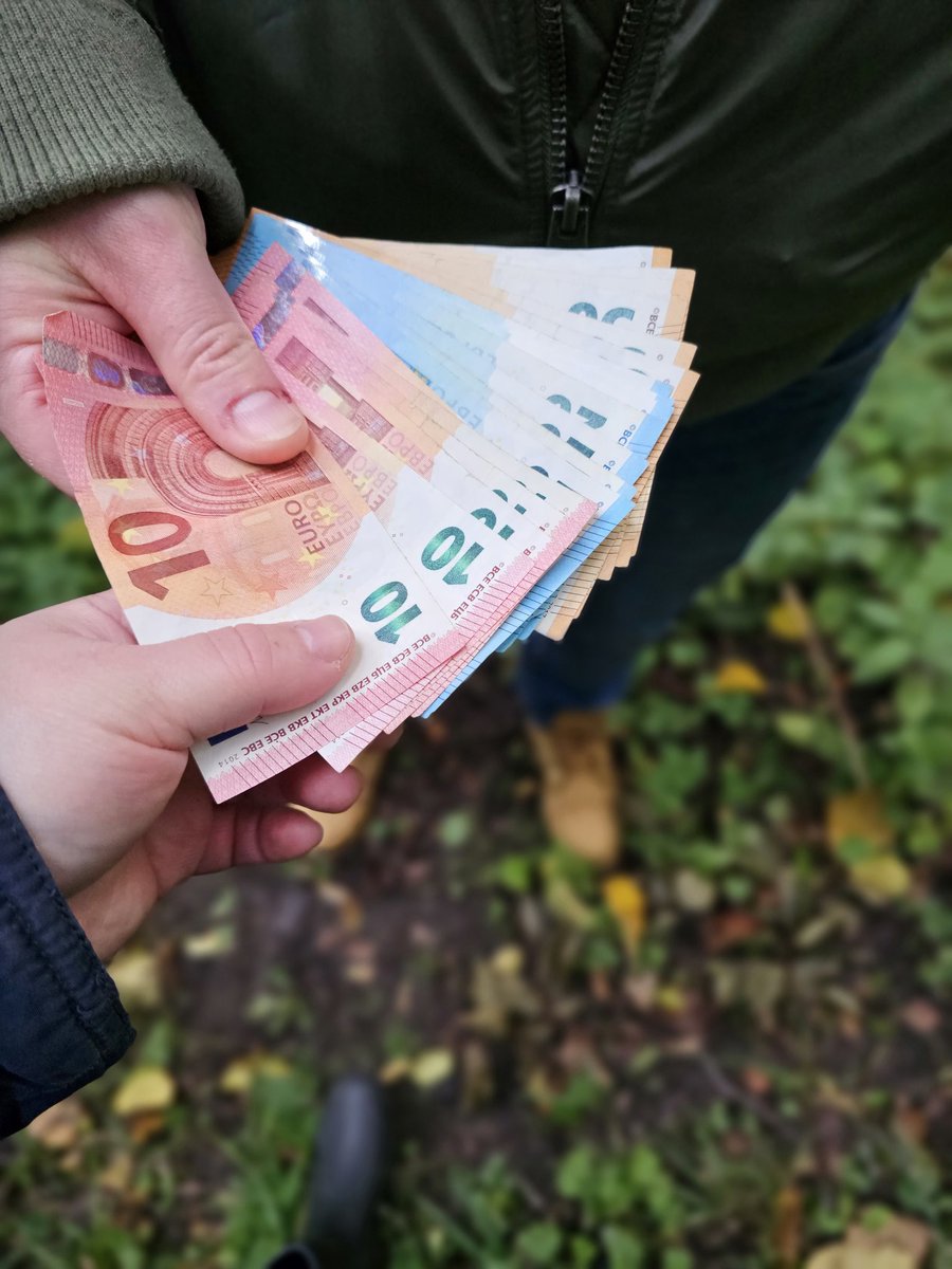 500€ hat die Fotze heute abgedrückt. Durfte danach noch artig meine Gummistiefel sauber lecken. 😈