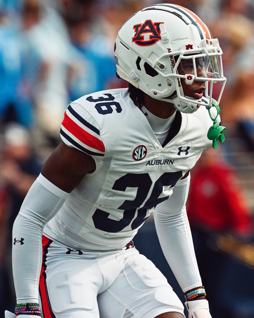 PFF_College's tweet photo. Auburn Safety Jaylin Simpson this season:

🦅 6 Catches Allowed
🦅 4 Interceptions
🦅 16.7 Passer Rating Allowed
🦅 91.3 Coverage Grade https://t.co/ilKKmEYTcc