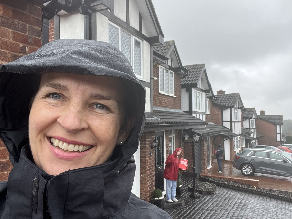 MaryCreagh_'s tweet photo. Soaked to the skin in Tamworth for @SarahEdwardsTam. 

Lots of Tory voters telling us 
“Never again”. 

Great to catch up with old friends from Yorkshire &amp; to see the fab new generation of @UKLabour organisers! https://t.co/cfTKkqeMty