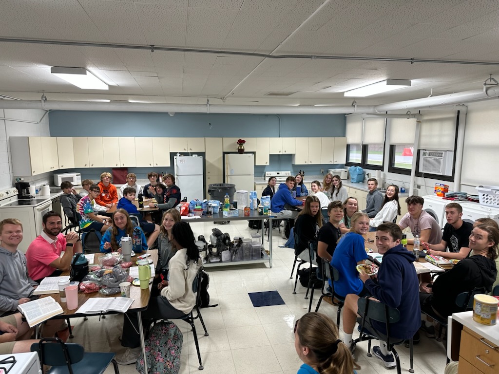 CentralILFCA's tweet photo. Thankful for faithful coaches and athletes like the Pretzels featured below!!

Interested in getting a huddle started at your school??

Message us today! We'd love to help equip your coaches and athletes to bring Christ into the school. https://t.co/gL9TgwSEgT