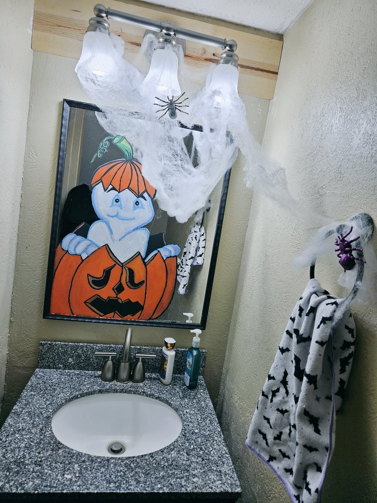 imooredesign's tweet image. Fall Mirror Design is up 
#caspertheghost👻❤️ #pumpkin  #falldesign  #mirror #painting  #halloween #mirrorpainting #Spiders #webs