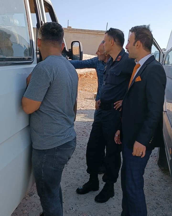 Uluhanilkorta63's tweet photo. İlçe Jandarma Komutanlığından gelen Trafik Ekiplerimizle birlikte servis denetimleri yaptık. Tam teşekküllü bir denetim yapan ekip komutanlarımıza çok teşekkür ederiz. 
#uluhan @MehmetGliDemir1  @miaserapcetin  @ercanturk28  @Mvural63 https://t.co/cyNiAUVeOO