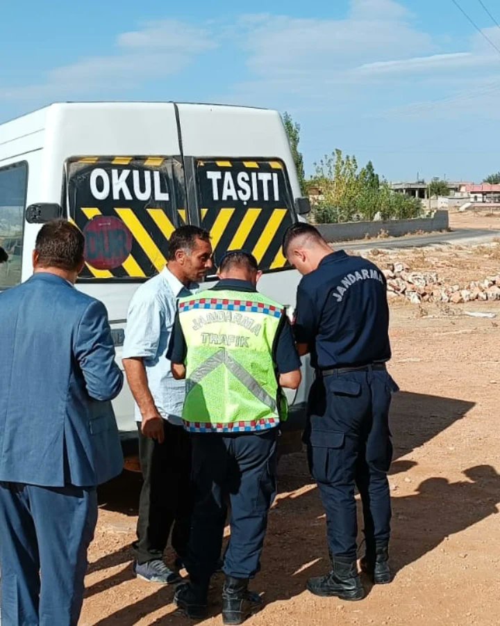 Uluhanilkorta63's tweet photo. İlçe Jandarma Komutanlığından gelen Trafik Ekiplerimizle birlikte servis denetimleri yaptık. Tam teşekküllü bir denetim yapan ekip komutanlarımıza çok teşekkür ederiz. 
#uluhan @MehmetGliDemir1  @miaserapcetin  @ercanturk28  @Mvural63 https://t.co/cyNiAUVeOO