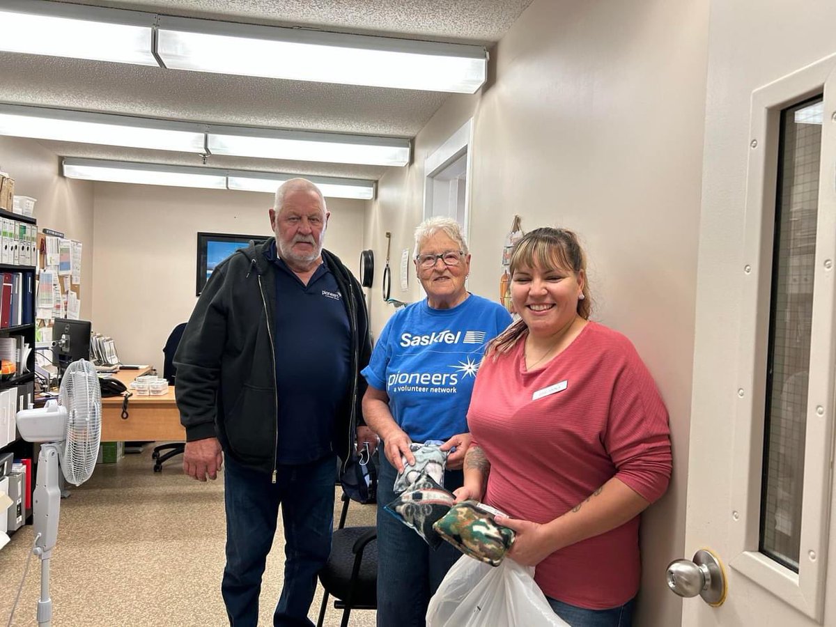 sasktelpioneers's tweet photo. The #Yorkton #SaskTelPioneers visited the Canora Gateway Lodge nursing home and #Kamsack and District nursing home to present pressure point pillows.
🙌
#makingadifference https://t.co/pfR1BzGnTR