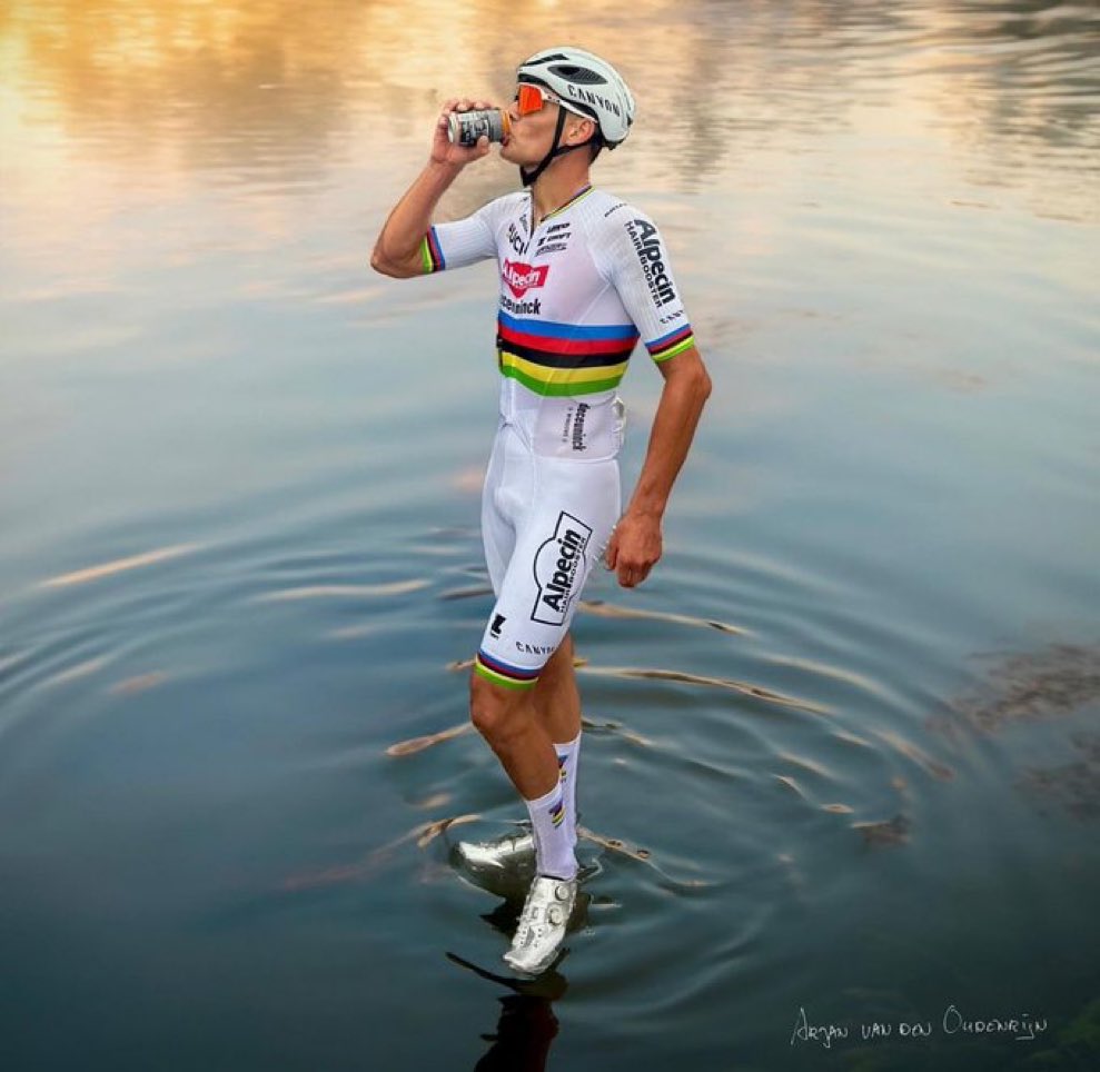 RenaudB31's tweet photo. Sympa cette photo de 🇳🇱 Mathieu van der Poel, marchant sur l'eau. 🌈 https://t.co/PMA7dxDuXj