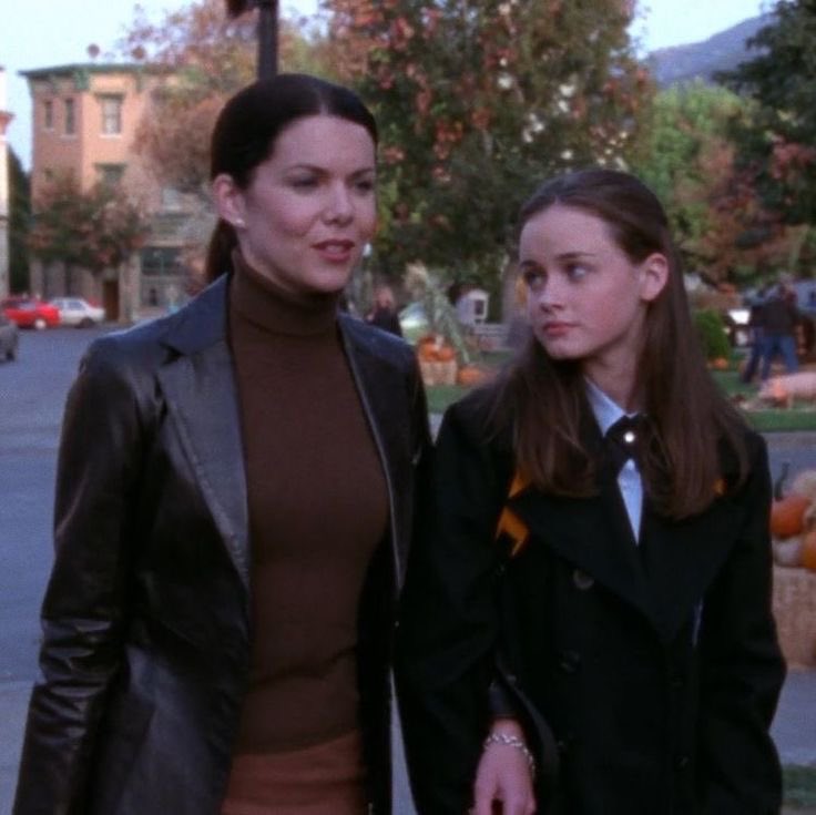 thinkergilmore's tweet photo. october is for gilmore girls https://t.co/dJpex8THK8