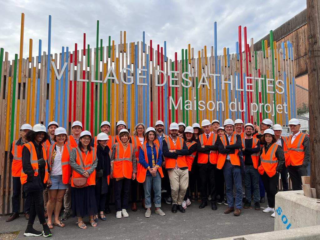 👉 La SOLIDEO, représentée par <a href="/MarionLePaul/">MarionLePaul</a>, DGA et Léa Marie, Cheffe de projet démarche artistique, accueillait ce matin le Cycle des Hautes Etudes du <a href="/MinistereCC/">Ministère de la Culture 🇫🇷</a> au #VillagedesAthlètes. L'occasion de présenter la démarche artistique « Courants Fertiles » de la SOLIDEO.