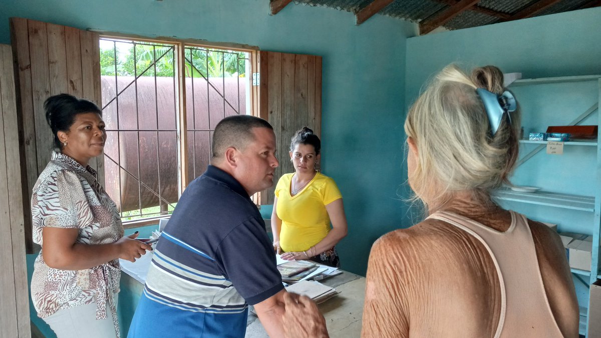 JoseR_AmppLP's tweet photo. La dirección de la @AmppLosPalacios visitamos la comunidad #ElCacho donde intercambiamos con consumidores de bodega La Chivita.
🔹️En el espacio evaluamos la calidad del servicio que se presta y las ofertas existentes obtenidas por la implementación de la Resolución 99. https://t.co/faicA8xcqr