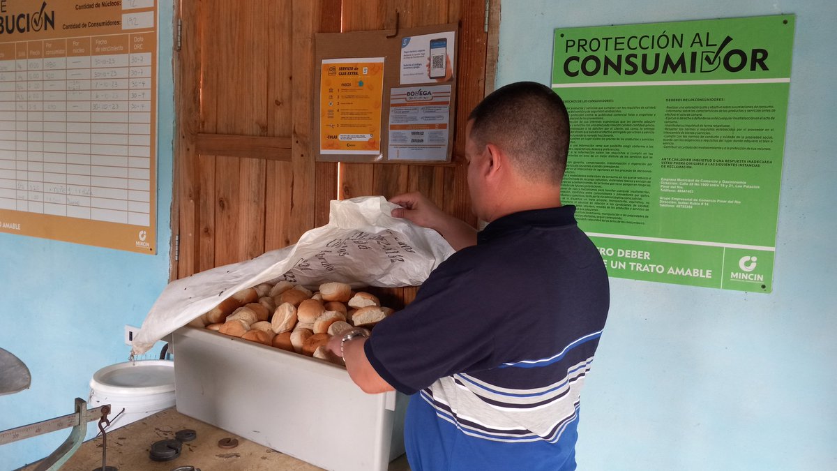 JoseR_AmppLP's tweet photo. La dirección de la @AmppLosPalacios visitamos la comunidad #ElCacho donde intercambiamos con consumidores de bodega La Chivita.
🔹️En el espacio evaluamos la calidad del servicio que se presta y las ofertas existentes obtenidas por la implementación de la Resolución 99. https://t.co/faicA8xcqr