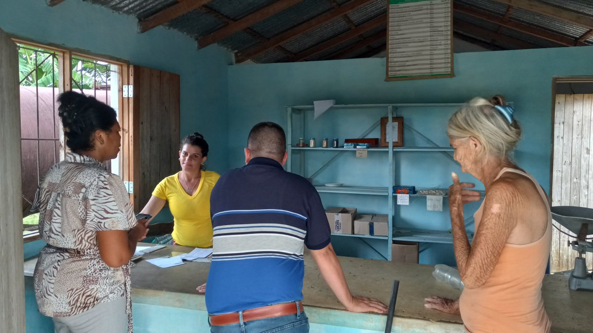 JoseR_AmppLP's tweet photo. La dirección de la @AmppLosPalacios visitamos la comunidad #ElCacho donde intercambiamos con consumidores de bodega La Chivita.
🔹️En el espacio evaluamos la calidad del servicio que se presta y las ofertas existentes obtenidas por la implementación de la Resolución 99. https://t.co/faicA8xcqr