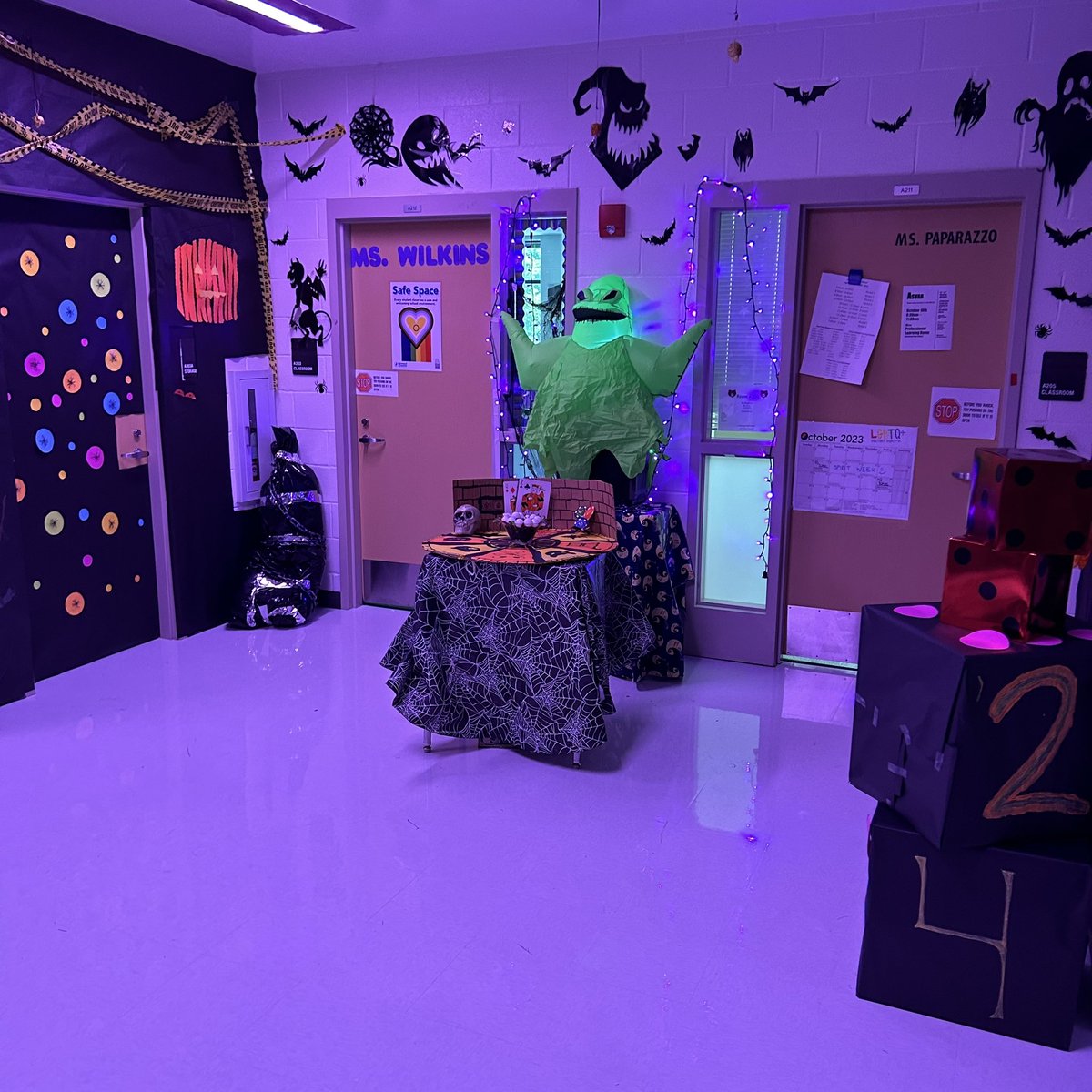 hhsbearpress's tweet photo. Class of 2024’s last spirit week hallway! They made sure to go all out for this Nightmare Before Graduation 🎃 https://t.co/HZ56KMeeVS