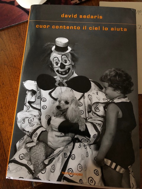 Se non lo avete mai letto rimediate subito. Uno dei miei autori preferiti @Mondadori #cuorcontentoilcielloaiuta 'se proprio dobbiamo vivere in tempi interessanti, non c'è nessuno meglio dell'impareggiabile @davidsedaris per raccontarli' @artdielle @danisetta @annaritadenardo