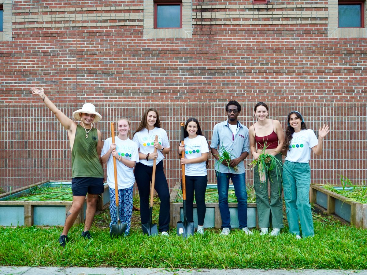 fleetfarming's tweet photo. Thanks to everyone who showed up &amp; showed OUT at our first #GardenDay at #UCF reinvigorating the #FleetFarm outside of the Student Union! Even our froggy friends were impressed 🐸💚🌱 Want to get involved? Come out to our next #garden day Thurs., Oct. 19 @ the Student Union beds! https://t.co/l1gXHYZMuj
